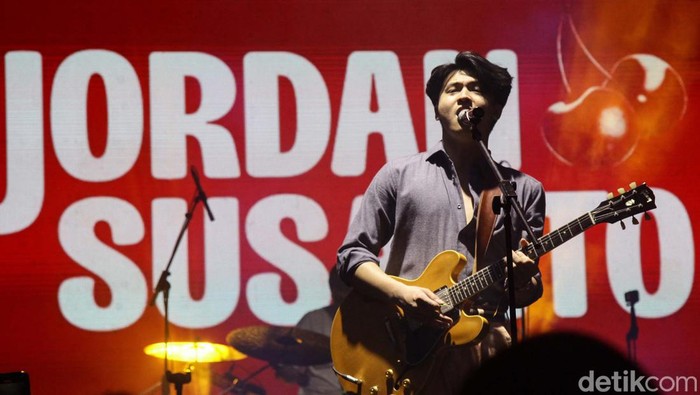 Jordan Susanto tampil dalam gelaran musik We The Fest 2024. Musisi jazz itu tampil memukau.