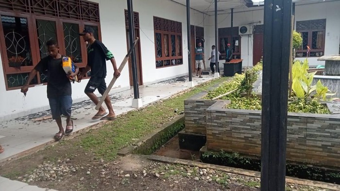 Kantor Boven Digoel dirusak massa. Dokumen Istimewa