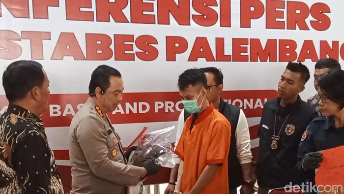 Kapolrestabes Palembang Kombes Harryo saat bertanya ke pelaku.