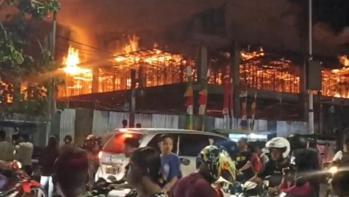 Kebakaran swalayan yang belum tuntas dibangun di Madiun.