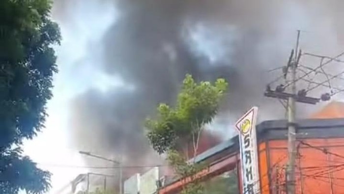 kebakaran toko di jalan kertajaya surabaya