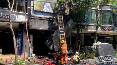 Kebakaran Toko Furniture di Surabaya