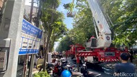Akibat kebakaran ini, Jalan Kertajaya ditutup. Tampak petugas Dinas Perhubungan dan kepolisian berjaga dan mengatur arus lalu lintas di sekitar lokasi.