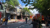 Pantauan detikJatim, setidaknya hingga pukul 12.15 WIB, asap putih masih terlihat membubung dari bangunan tiga lantai tersebut.