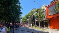 puluhan mobil kebakaran milik Pemkot Surabaya dikerahkan untuk memadamkan api.