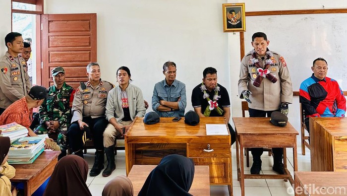 Kapolres Bone AKBP Erwin Syah (berdiri) bersama Ketua DPRD Bone Irwandi Burhan, dan Kadis Pendidikan Bone Andi Fajaruddin saat meninjau kelas jauh di Desa Tapong.