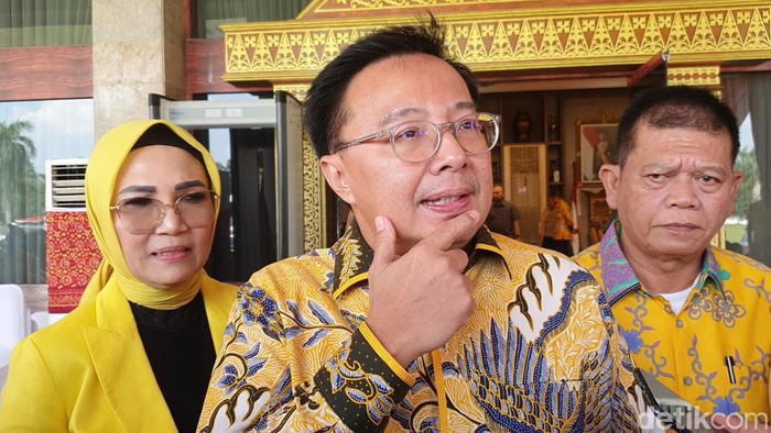Ketua DPD Golkar Bobby A Rizaldi didampingi Plh Ketua DPD Golkar Sumsel Anita Noeringhati.