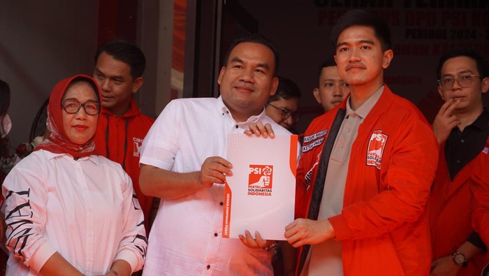 Ketua Umum PSI Kaesang Pangarep memberikan rekomendasi kepada Arief Rohman dan Sri Setyorini untuk meju bupati dan wakil bupati Blora.