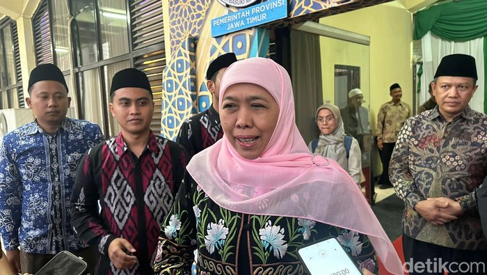 Khofifah Indar Parawansa usai menghadiri acara di Islamic Center Surabaya.