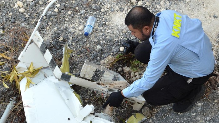 KNKT investigasi kecelakaan helikopter di Bali Petugas Komite Nasional Keselamatan Transportasi (KNKT) memeriksa puing helikopter Bell-505 dengan nomor registrasi PK-WSP yang mengalami kecelakaan di kawasan Suluban, Badung, Bali, Sabtu (20/7/2024). KNKT melakukan investigasi untuk mengumpulkan data-data dalam peristiwa jatuhnya helikopter tur pariwisata yang dioperasikan PT. Whitesky Aviation itu setelah terlilit tali layangan pada Jumat (19/7) saat mengangkut wisatawan. ANTARA FOTO/Fikri Yusuf/tom.