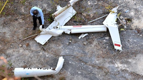 Petugas Komite Nasional Keselamatan Transportasi (KNKT) memeriksa puing helikopter Bell-505 dengan nomor registrasi PK-WSP yang mengalami kecelakaan di kawasan Suluban, Badung, Bali, Sabtu (20/7/2024). KNKT melakukan investigasi untuk mengumpulkan data-data dalam peristiwa jatuhnya helikopter tur pariwisata yang dioperasikan PT. Whitesky Aviation itu setelah terlilit tali layangan pada Jumat (19/7) saat mengangkut wisatawan. ANTARA FOTO/Fikri Yusuf/tom.