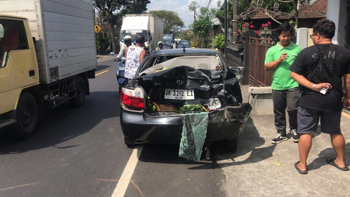 Kondisi mobil seusai ditabrak truk di Jalan Raya Denpasar-Gilimanuk, Kecamatan Kerambitan, Tabanan, Bali, Sabtu (20/7/2024). (Foto: Polres Tabanan)