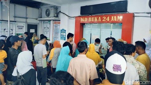 Korban kecelakaan mobil pikap yang menewaskan dua orang dilarikan ke IGD RSUD Dompu, NTB, Sabtu (20/7/2024). (Foto: Faruk Nickyrawi/detikBali)