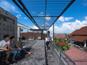 Rahasia Arsitek Bikin Kos-kosan Berlubang di Surabaya Jadi Adem