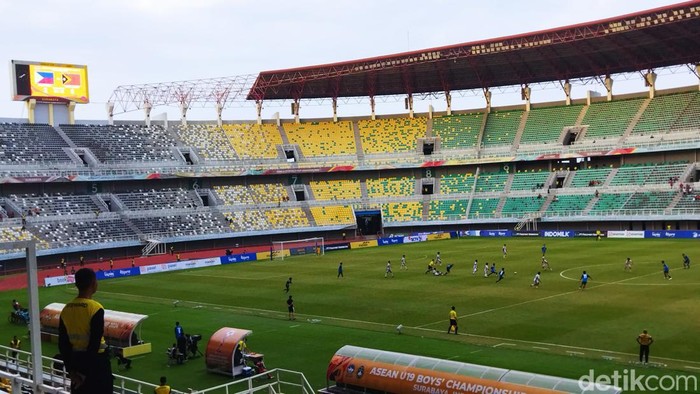 Laga Filipina vs Timor Leste piala AFF U-19 di Stadion GBT Surabaya.