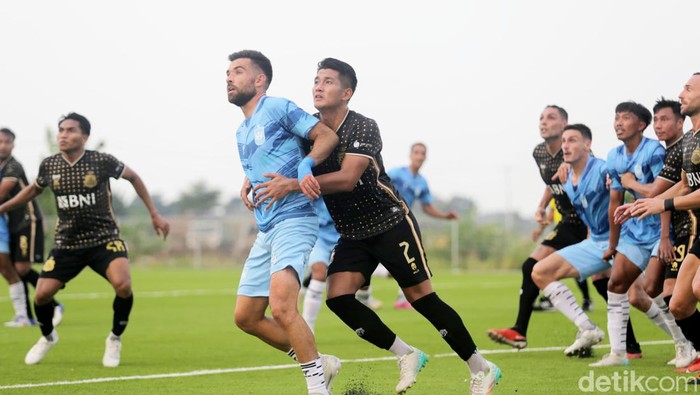 Laga ujicoba antara PSIS melawan Bhayangkara Fc di lapangan POJ City Semarang, Sabtu (20/7/2024).