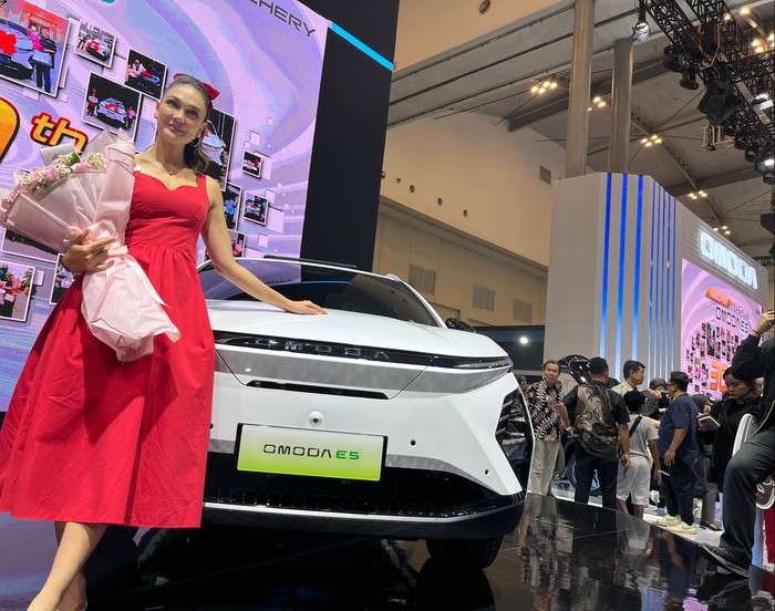 Luna Maya jadi salah satu pembeli mobil listrik Chery Omoda E5