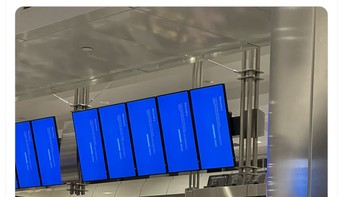 Layar di bandara pun biru semua. Foto: Twitter