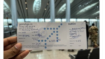 Bandara banyak terdampak, boarding pass pun sampai ditulis manual. Foto: Twitter