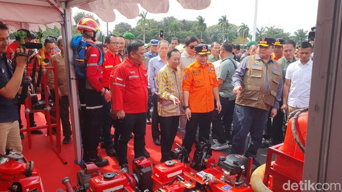 Menko Perekonomian Airlangga Hartarto meninjau peralatan dan perlengkapan usai apel siaga Kahutla.