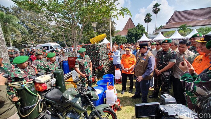 Menko Perekonomian Airlangga Hartarto saat meninjau peralatan untuk mencegah dan tanggulangi karhutla.