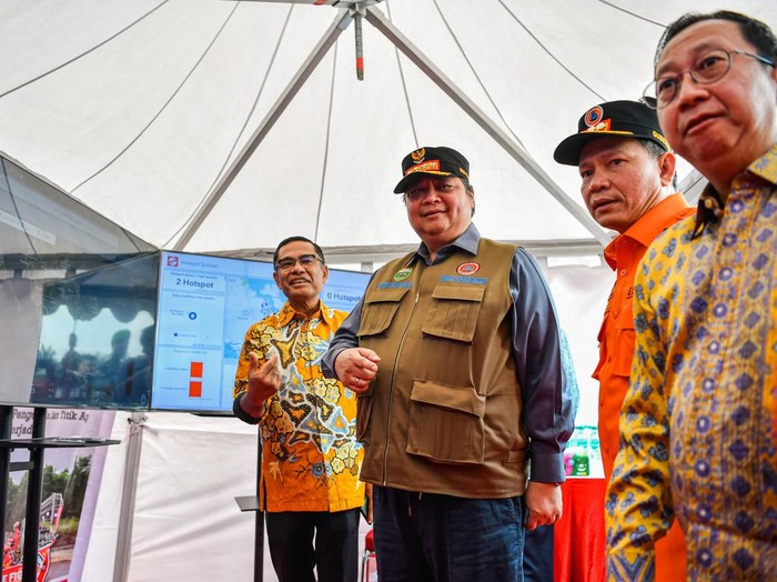 Menko Perekonomian Airlangga Hartarto memimpin apel siaga Karhutla 2024 di Sumsel. Kegiatan itu juga diikuti ratusan personel.