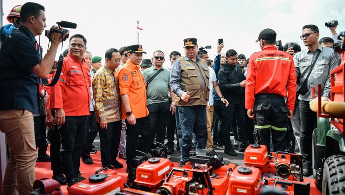Menko Perekonomian Pimpin Apel Siaga Karhutla Sumsel 2024 Menko Perekonomian Airlangga Hartarto memimpin apel siaga Karhutla 2024 di Sumsel. Kegiatan itu juga diikuti ratusan personel.