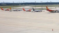 Sejumlah pesawat diparkir menyusul pemadaman TI global, di Berlin, Jerman, 19 Juli 2024.
