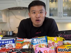 YouTuber Rating 10 Mie Instan dari Berbagai Negara, Ini Juaranya!