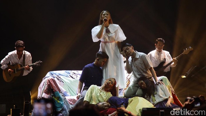 We The Fest berhasil menghadirkan Konser Selamat Ulang Tahun Nadin Amizah lagi. Beberapa tahun lalu Nadin bilang konser itu tak akan terulang lagi, tapi berbeda untuk We The Fest, Jumat (19/7/2024).