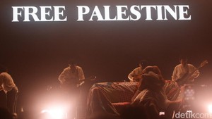 Hadiah itu menampilkan aksinya untuk membela Palestina. Tertulis Free Palestine di layar panggungnya sebelum lagu Bertaut dimulai.