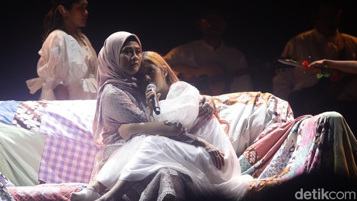 We The Fest berhasil menghadirkan Konser Selamat Ulang Tahun Nadin Amizah lagi. Beberapa tahun lalu Nadin bilang konser itu tak akan terulang lagi, tapi berbeda untuk We The Fest, Jumat (19/7/2024).