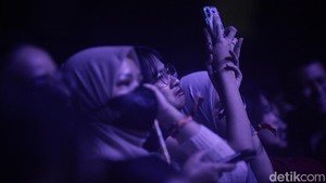 Konser dengan durasi satu jam itu sepertinya belum cukup melepas rindu penggemar untuk teater Selamat Ulang Tahun ini.