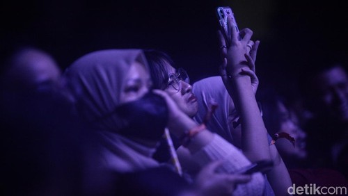 We The Fest berhasil menghadirkan Konser Selamat Ulang Tahun Nadin Amizah lagi. Beberapa tahun lalu Nadin bilang konser itu tak akan terulang lagi, tapi berbeda untuk We The Fest, Jumat (19/7/2024).