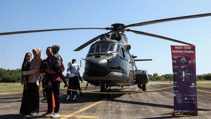 Warga melihat helikopter Super Puma yang dipamerkan di Lanud Sultan Hasanuddin, Kabupaten Maros, Sulawesi Selatan, Sabtu (20/7/2024). Pameran alutsista tersebut dalam rangka memperingati Hari Bakti ke-77 TNI AU yang diharapkan dapat menumbuhkan rasa bangga dan cinta kepada TNI Angkatan Udara. ANTARA FOTO/Arnas Padda/aww.