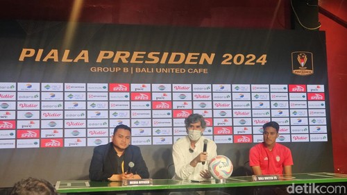 Pelatih Bali United Stefano Teco Cuggura dan Made Andhika Wijaya saat konferensi pers menjelang pertandingan Bali United vs Arema FC di ajang Piala Presiden 2024 di Gianyar, Bali, Sabtu (20/7/2024). (Foto: Putu Krista/detikBali)