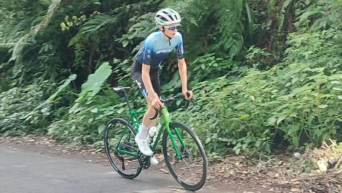Pembalap yang bersiap untuk ajang International Tour de Banyuwangi Ijen 2024.