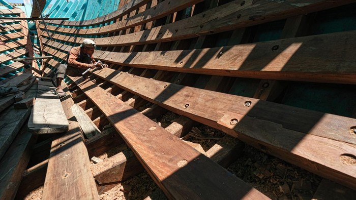 Pembuatan kapal nelayan tradisional di Kendari Foto udara pekerja menyelesaikan pembuatan kapal nelayan secara tradisional di Kelurahan Bungkutoko, Kendari, Sulawesi Tenggara, Sabtu (20/7/2024). Pembuatan kapal dengan volume 40 gross ton tersebut memakan waktu antara 5-7 bulan tergantung ketersediaan bahan baku dengan biaya kerja sebesar Rp300 juta. ANTARA FOTO/Andry Denisah/aww.