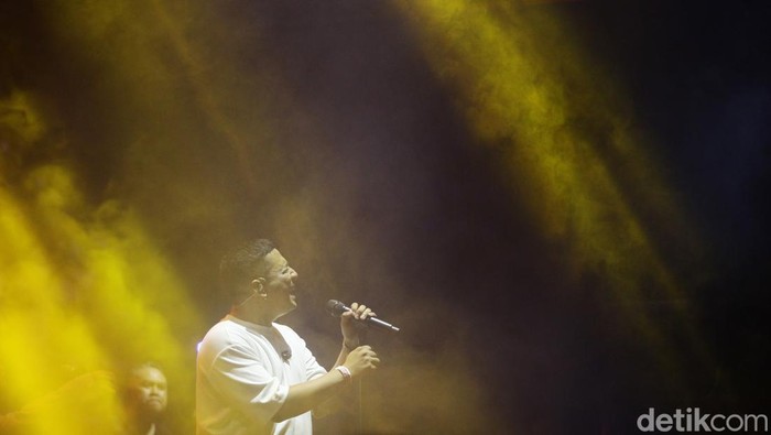 Sal Priadi menjadi salah satu penampil di festival musik internasional tahunan We The Fest (WTF) 2024. Ia tampil pada hari perdana WTF, Jumat, (19/7) di panggung Park, di area GBK, Senayan, Jakarta.
