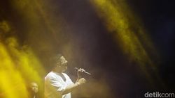Sal Priadi Dari Planet Lain ke We The Fest 2024 Sal Priadi Dari Planet Lain ke We The Fest 2024