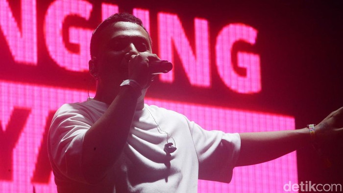 Sal Priadi menjadi salah satu penampil di festival musik internasional tahunan We The Fest (WTF) 2024. Ia tampil pada hari perdana WTF, Jumat, (19/7) di panggung Park, di area GBK, Senayan, Jakarta.