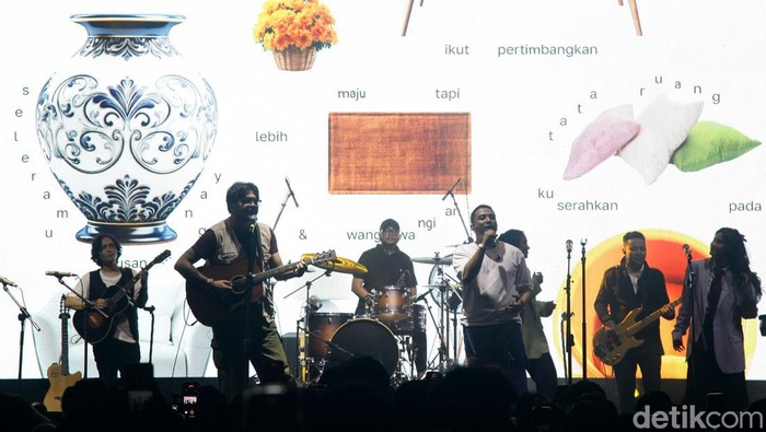 Sal Priadi menjadi salah satu penampil di festival musik internasional tahunan We The Fest (WTF) 2024. Ia tampil pada hari perdana WTF, Jumat, (19/7) di panggung Park, di area GBK, Senayan, Jakarta.