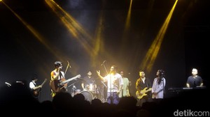 Sal Priadi menjadi salah satu penampil di festival musik internasional tahunan We The Fest (WTF) 2024. Ia tampil pada hari perdana WTF, Jumat, (19/7) di panggung Park, di area GBK, Senayan, Jakarta.