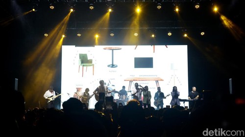 Sal Priadi menjadi salah satu penampil di festival musik internasional tahunan We The Fest (WTF) 2024. Ia tampil pada hari perdana WTF, Jumat, (19/7) di panggung Park, di area GBK, Senayan, Jakarta.