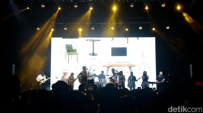 Sal Priadi menjadi salah satu penampil di festival musik internasional tahunan We The Fest (WTF) 2024. Ia tampil pada hari perdana WTF, Jumat, (19/7) di panggung Park, di area GBK, Senayan, Jakarta.