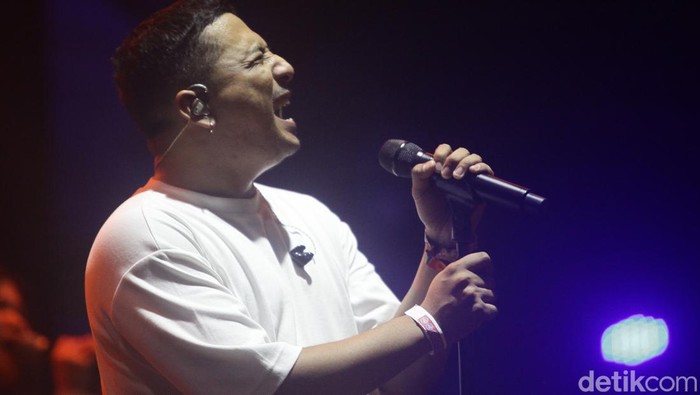 Sal Priadi menjadi salah satu penampil di festival musik internasional tahunan We The Fest (WTF) 2024. Ia tampil pada hari perdana WTF, Jumat, (19/7) di panggung Park, di area GBK, Senayan, Jakarta.