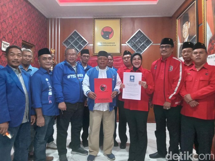 Penandatanganan nota kesepahaman (MoU) koalisi antara Ketua DPC PDIP Klaten Sri Mulyani dengan Ketua DPD PAN Klaten Darmadi di Kantor DPC PDIP Klaten, Jumat (19/7/2024).