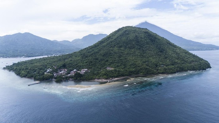 Pengembangan pariwisata berkelanjutan di Pulau Maitara Pengunjung berjalan di atas dermaga saat mengunjungi Desa Wisata Akebay di Pulau Maitara, Tidore Kepulauan, Maluku Utara, Sabtu (20/7/2024). Objek wisata Pulau Maitara merupakan peraih penghargaan sebagai Desa Wisata Terbaik 2023 oleh Kemenparekraf dan saat ini pemda setempat terus melakukan pengembangan pariwisata berkelanjutan di desa tersebut guna menarik kunjungan wisatawan domestik dan mancanegara. ANTARA FOTO/Andri Saputra/tom.
