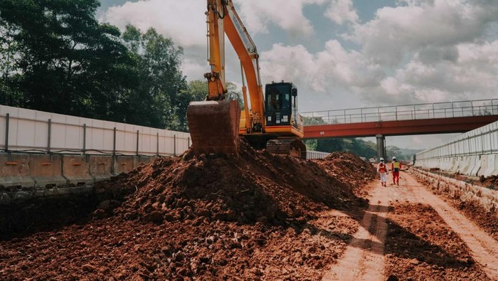 Pengerjaan proyek di Tol Cipali.