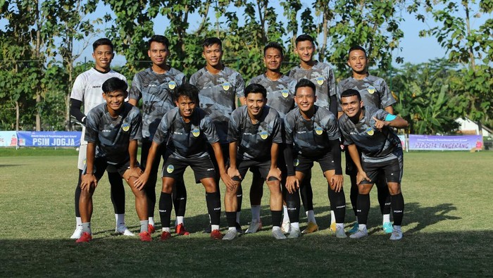 Penggawa PSIM Jogja saat laga uji coba melawan Pakem Management di Lapangan Purwobinangun, Kabupaten Sleman, Jumat (19/7/2024).
